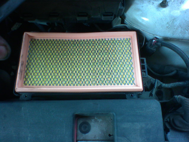 acesta este filtrul de aer care vazuta masina din fata se afla in partea dreapta chiar lipit de carcasa acumulatorului